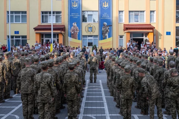 Шеврони Львівського ліцею імені Героїв Крут носитимуть ще 199 юнаків та дівчат