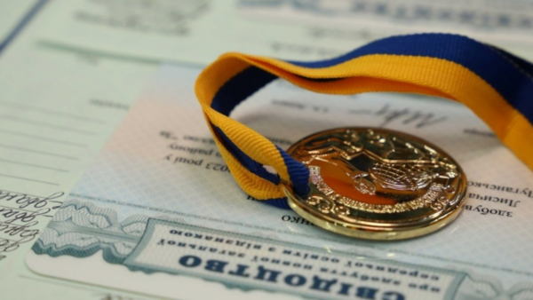 Шкільних медалей може не бути: що стало причиною та які альтернативи