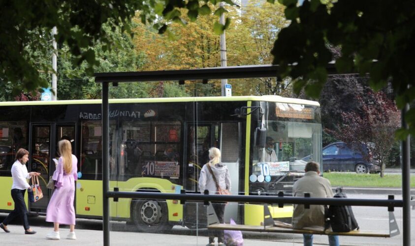 Вперше встановили кассельські бордюри: у Львові завершують облаштування доступності на ще одній зупинці