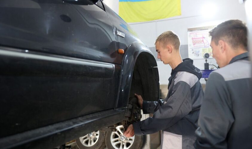 ВПО запрошують на безкоштовні курси з фаху столяра-паркетника чи автослюсара