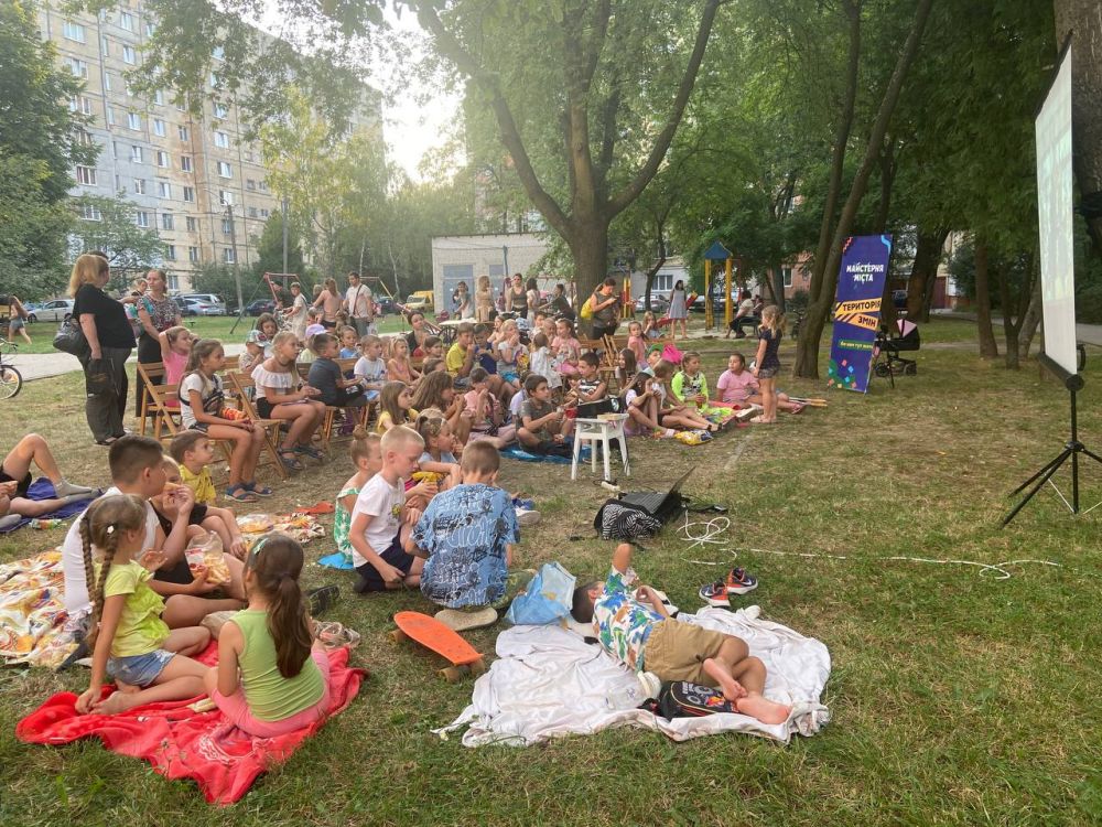 У Львові на вулиці Шафарика студентки облаштували громадський простір у дворі будинку