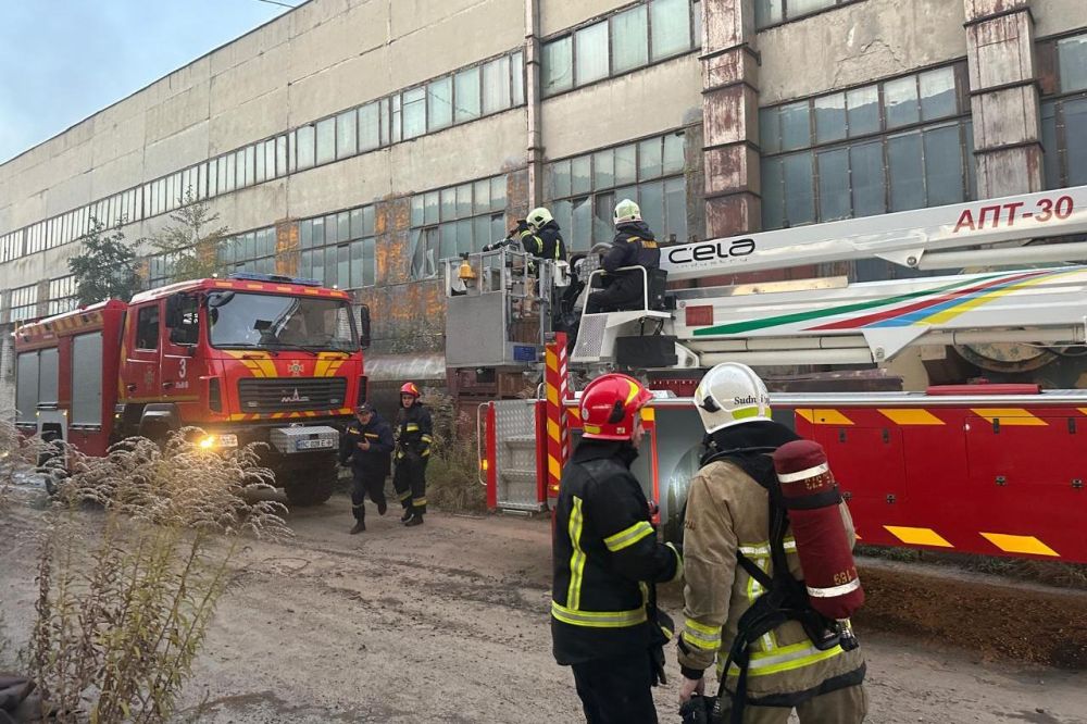 Зранку у Львові спалахнула масштабна пожежа на автобусному заводі: що відомо