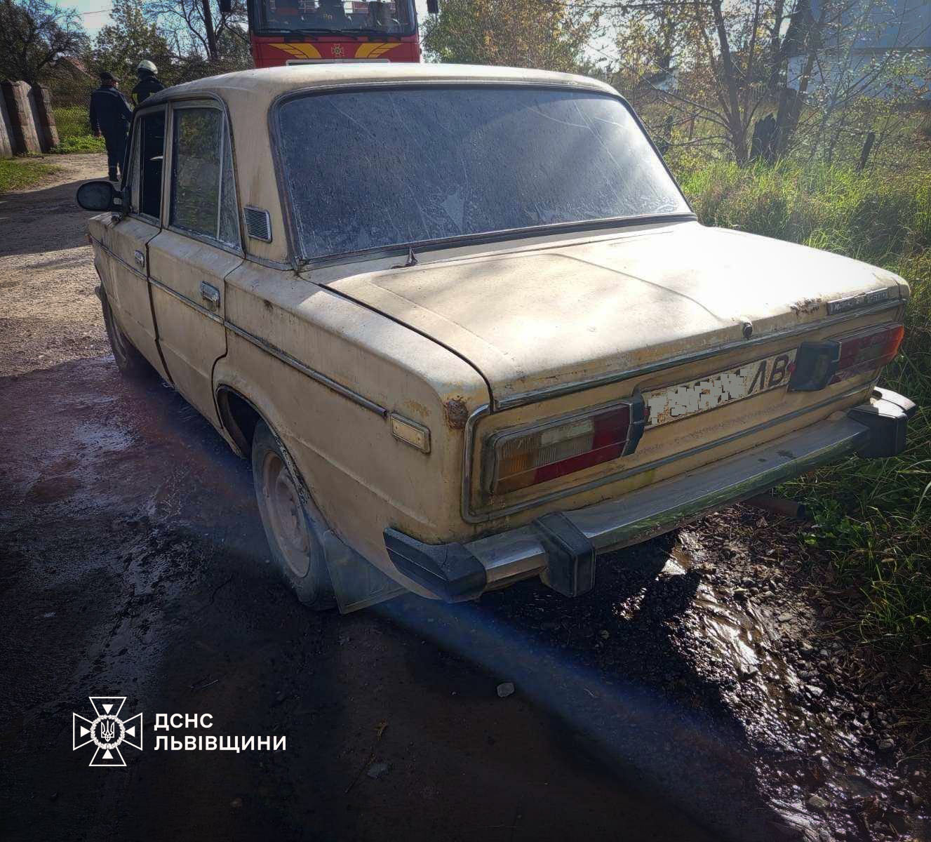 На Яворівщині під час руху у 68-річного водія загорівся “жигулі”