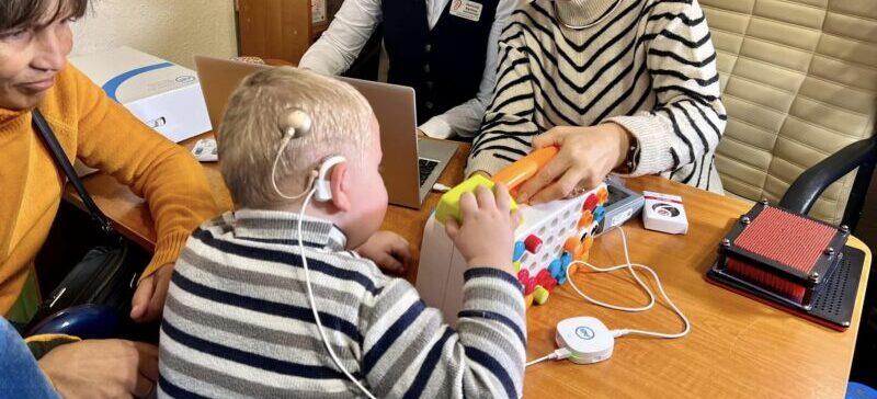 Вперше у своєму житті почув звуки: львівські лікарі встановили імплант 2-річному хлопчику, який не мав слуху