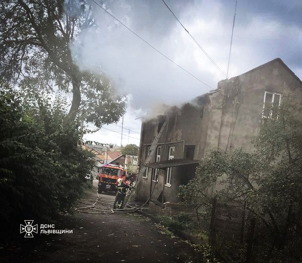 У Городку 11 рятувальників гасили пожежу в житловому будинку