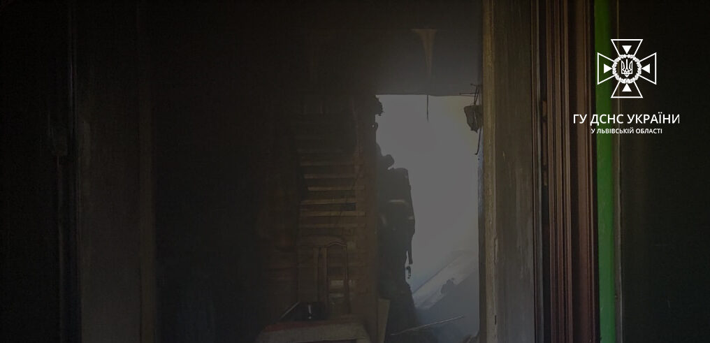 Вогнеборці врятували з палаючої квартири у Львові дідуся