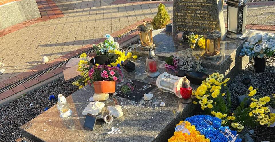 Невідомі вандали пошкодили могили Героїв на Личаківському цвинтарі (ВІДЕО)