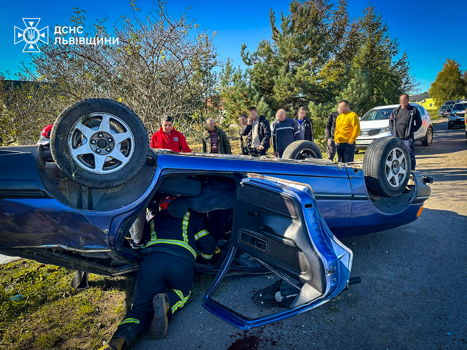 На Яворівщині 64-річний водій Ford Scorpio злетів з дороги і перекинувся