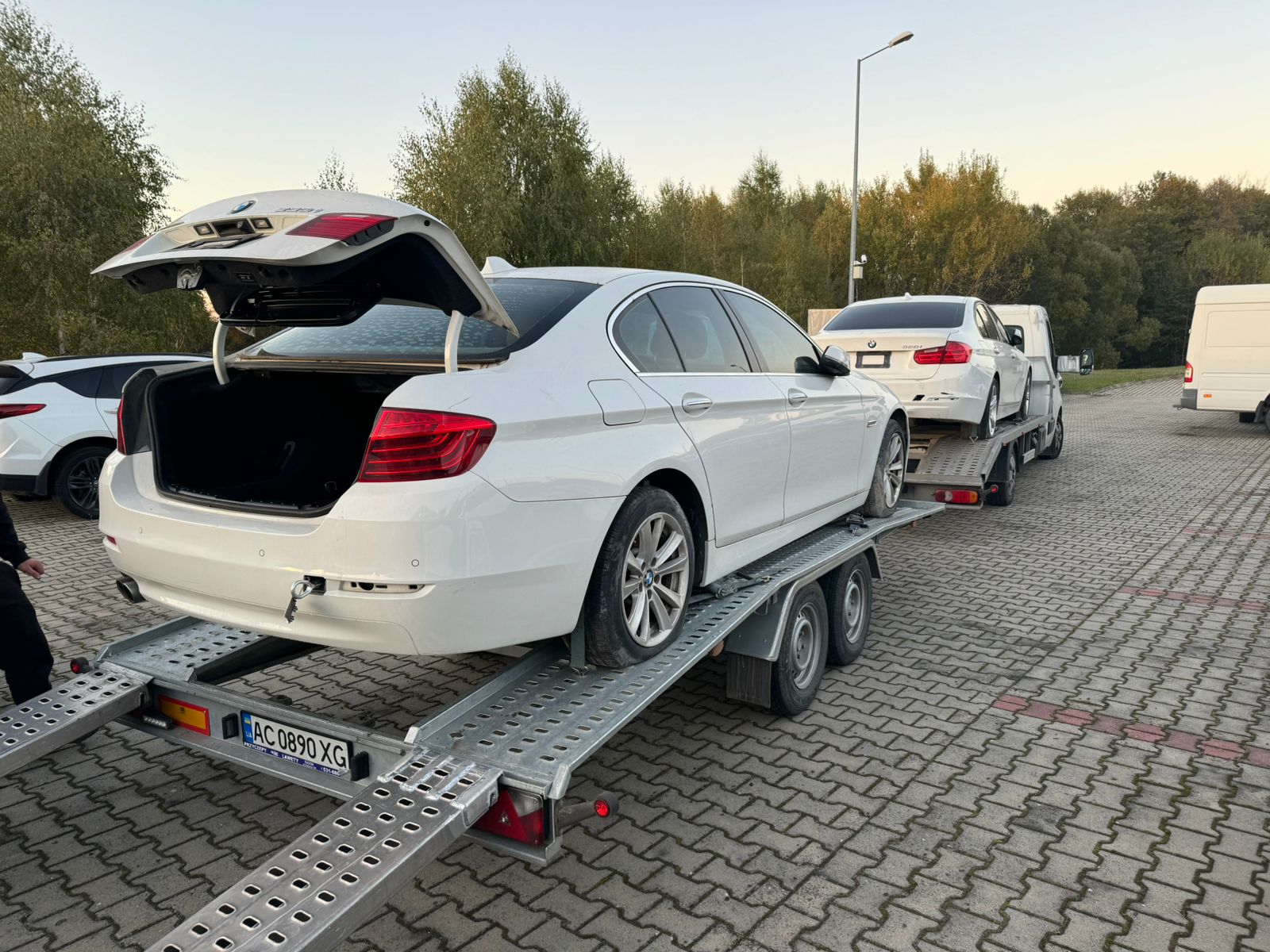 На кордоні зупинили перевезення Mersedes і BMW як псевдо гуманітарку для благодійних фондів