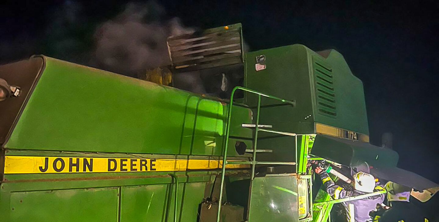 На Самбірщині під час збору врожаю загорівся комбайн