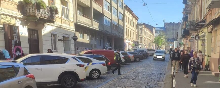 У Львові літня жінка потрапила до лікарні після того, як її на тротуарі збив підліток на електросамокаті