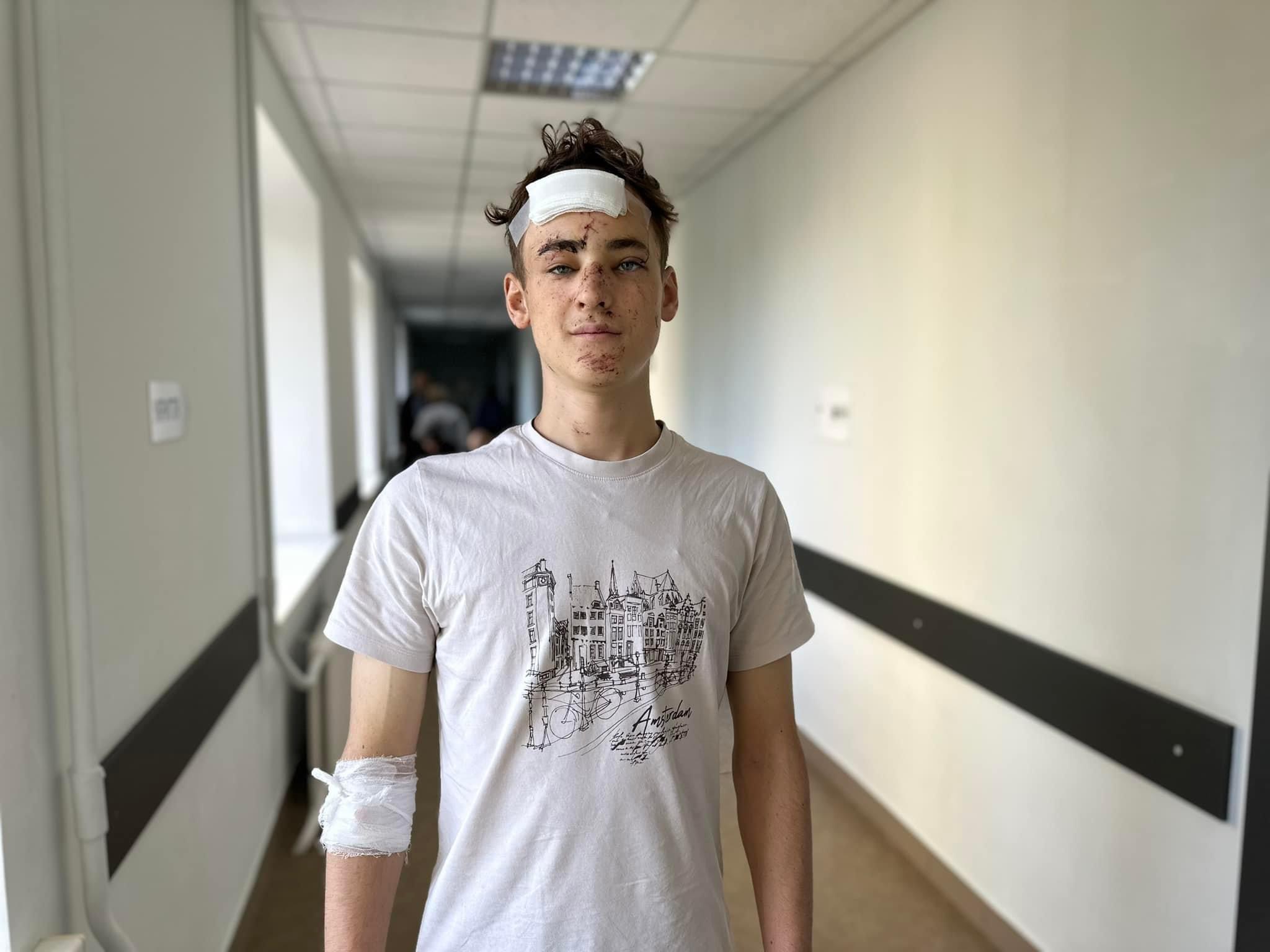 Львівські лікарі врятували 18-річного студента, який постраждав у ДТП за участі буйвола