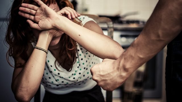 Бив кухонною дошкою по голові: мешканцю Жовківщини повідомили про підозру у домашньому насильстві над дружиною