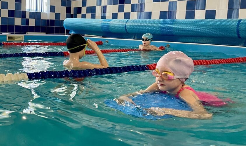 Школярі Львівської громади можуть безкоштовно відвідувати заняття з плавання під час осінніх канікул: де зареєструватися