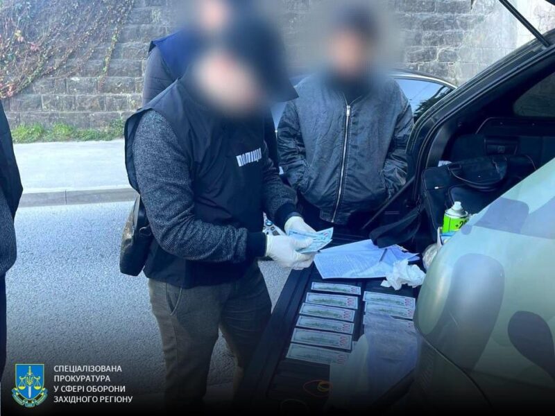 На Львівщині затримали військовослужбовця і заступника керівника госпіталю на незаконних схемах заробітку