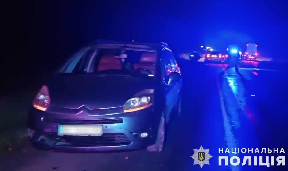 На Львівщині під колесами двох автівок загинув невідомий чоловік