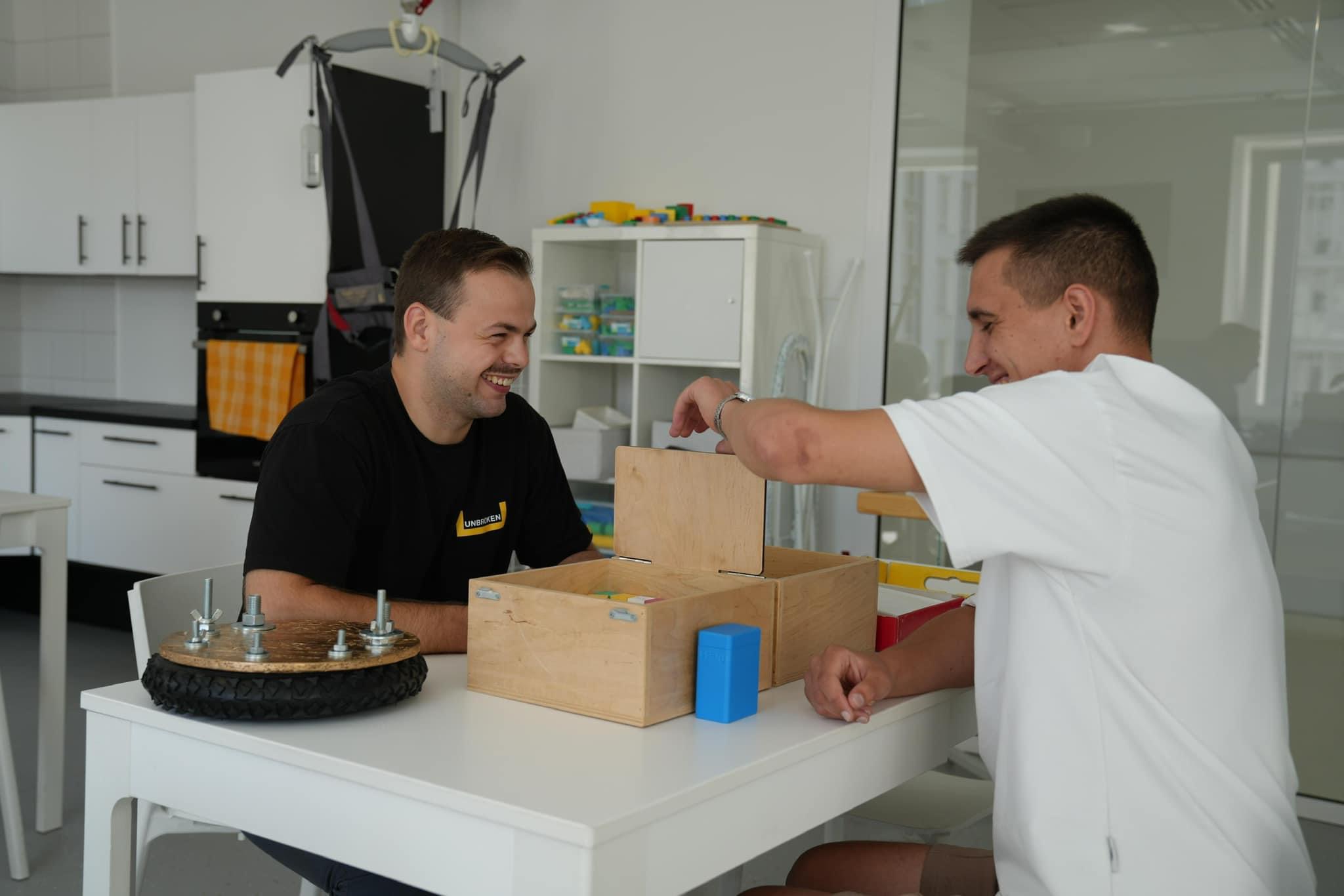 Щоб міг знову їсти, говорити та ходити: військовому у Львові допомагають відновитись після важкої травми