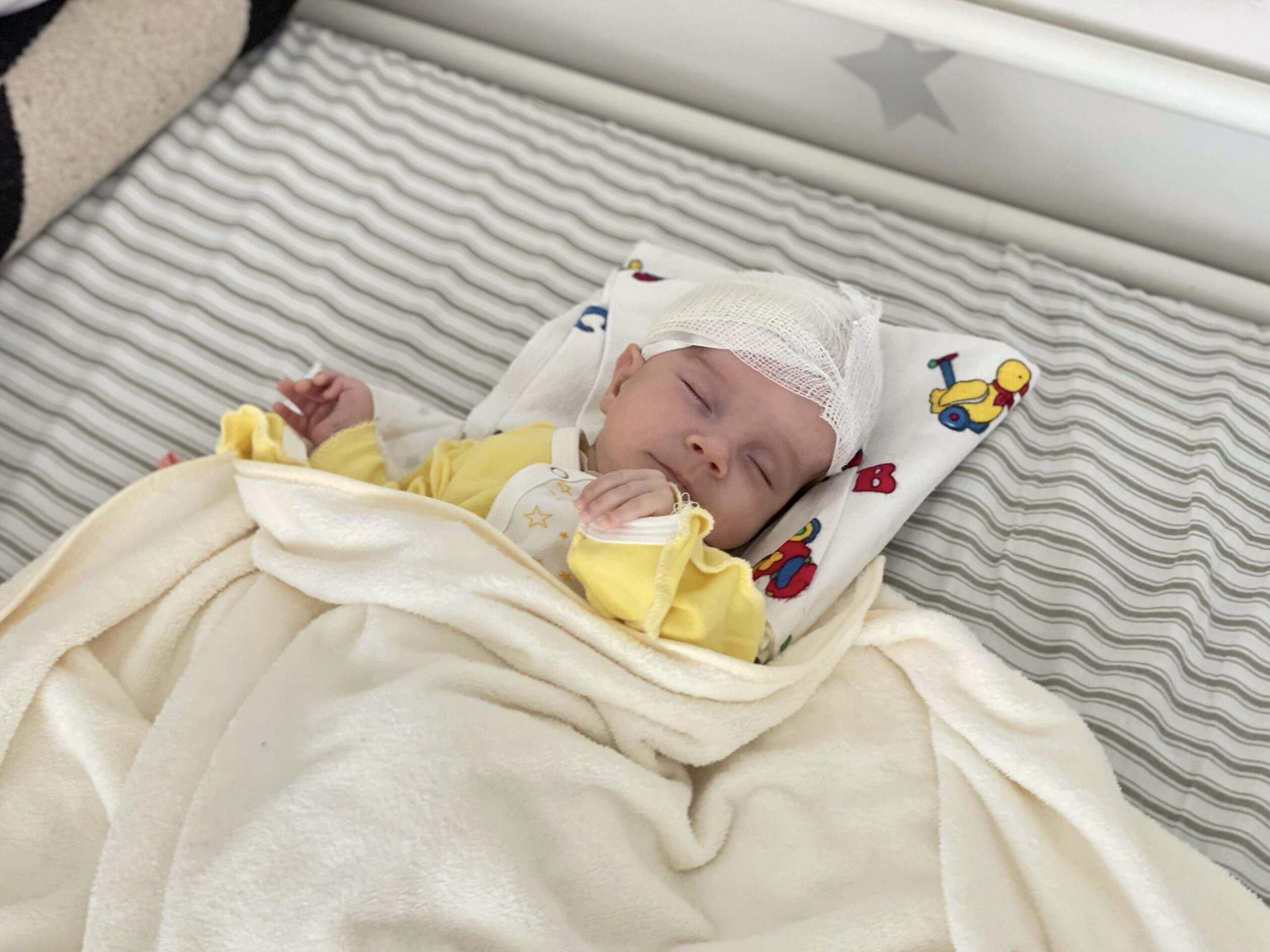 В лікарні св. Миколая врятували немовля, яке у перший тиждень життя пережило інсульт