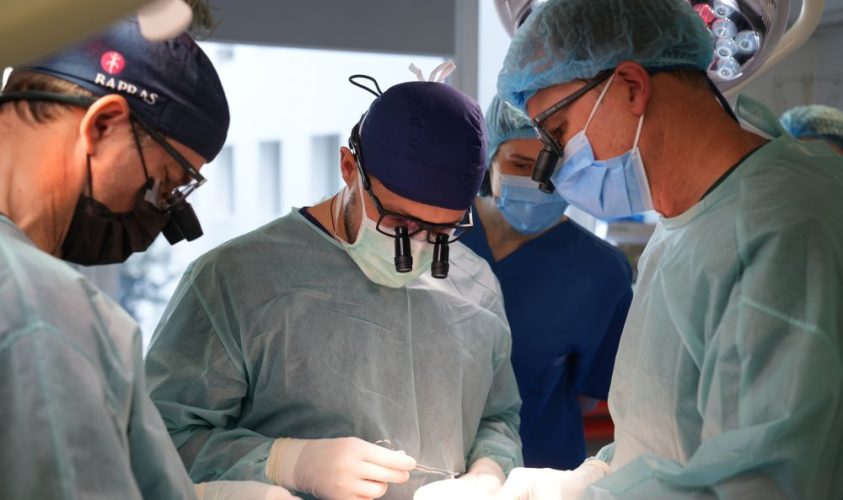 Пластичні хірурги з Шотландії прооперували сімох українських військових з ушкодженням лицевого нерва