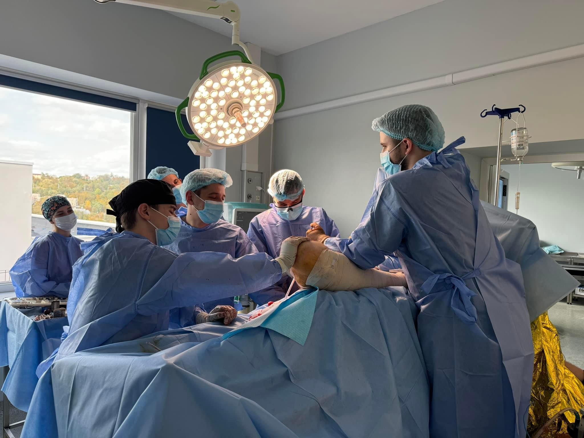 Львівські ортопеди замінили 57-річній жінці зношені кульшові суглоби