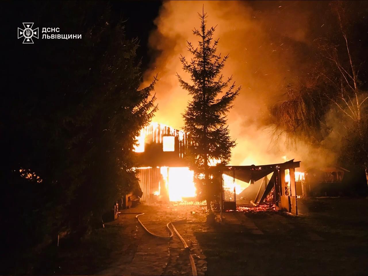 В масштабній пожежі на Самбірщині згоріли господарські будівлі, гаражі та літня кухня