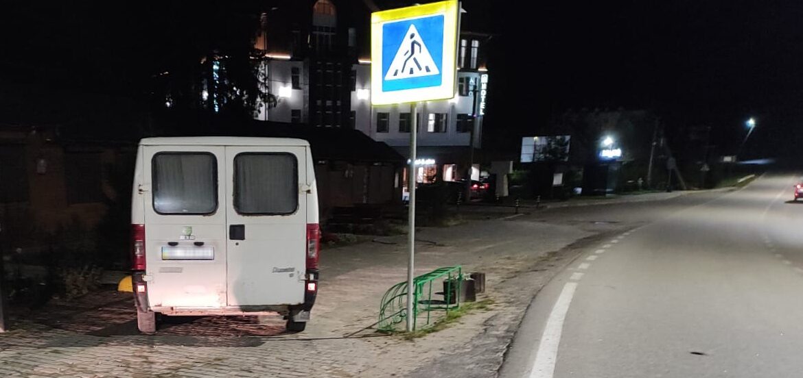 Поблизу Східниці водій мікроавтобуса збив двох жінок, які стояли на узбіччі
