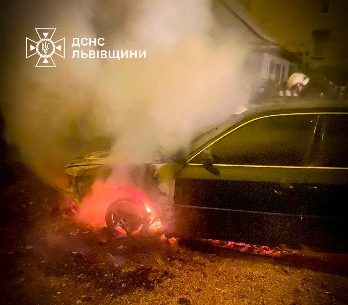 У Дрогобичі спалахнув моторний відсік у “Audi A6”: вогнеборці ліквідували пожежу