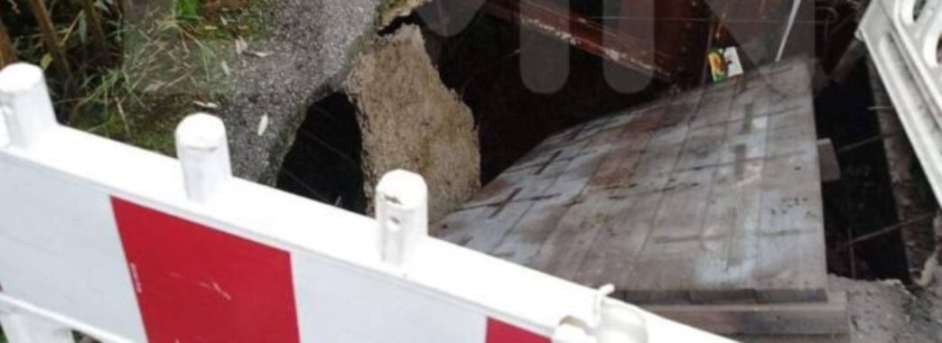 На мості через Дністер на Самбірщині пів року зіяє провалля