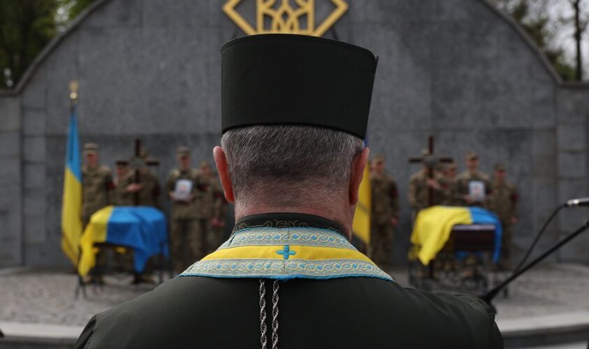 Сьогодні Львів проведе в останню дорогу трьох Захисників України