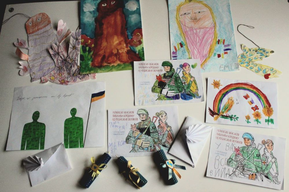 У Львівській муніципальній бібліотеці зібрали понад 350 дитячих малюнків та листівок Захисникам на передову
