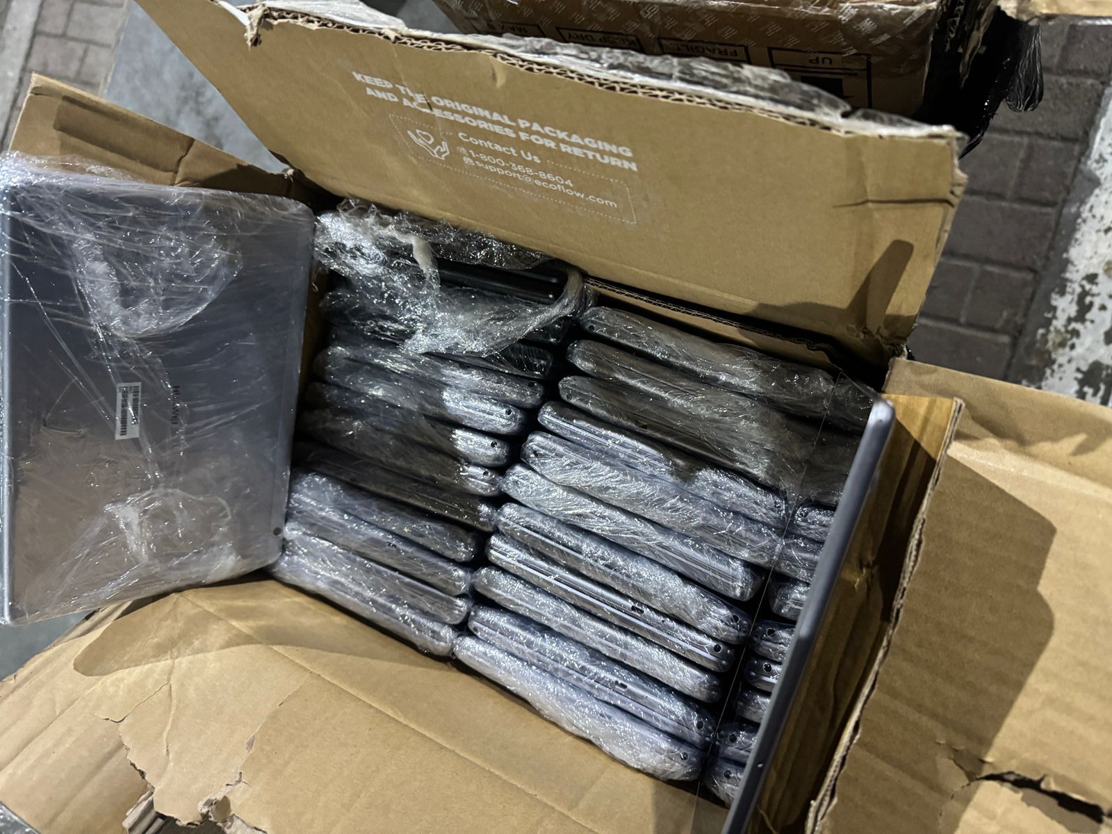 На кордоні з Польщею прикордонники вилучили у мешканця Луцька понад 120 незадекларованих планшетів