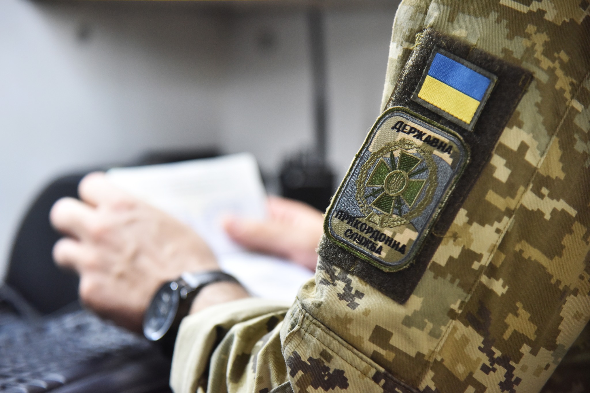 Жінка запропонувала 3 тисячі доларів прикордоннику, щоб він пропустив через кордон її родича (ВІДЕО)