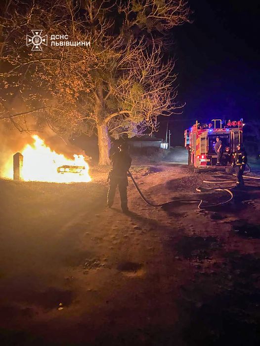 У Перемишлянах горіло авто: довелось викликати надзвичайників
