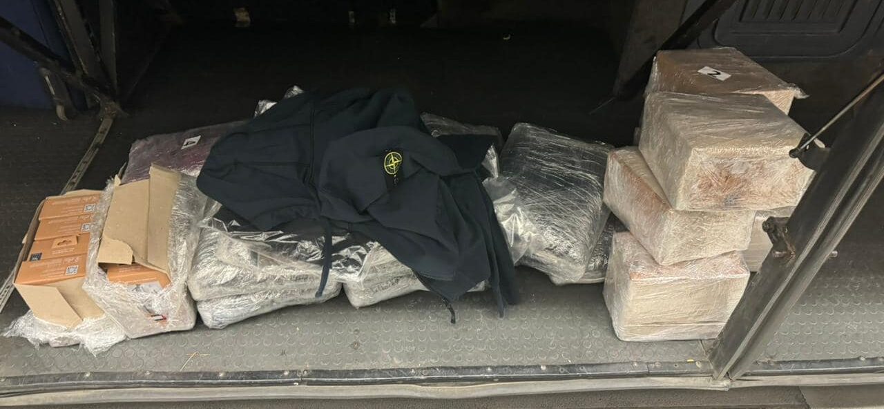 Контрабанда від ARMANI: на кордоні затримали понад 250 одиниць схованого одягу