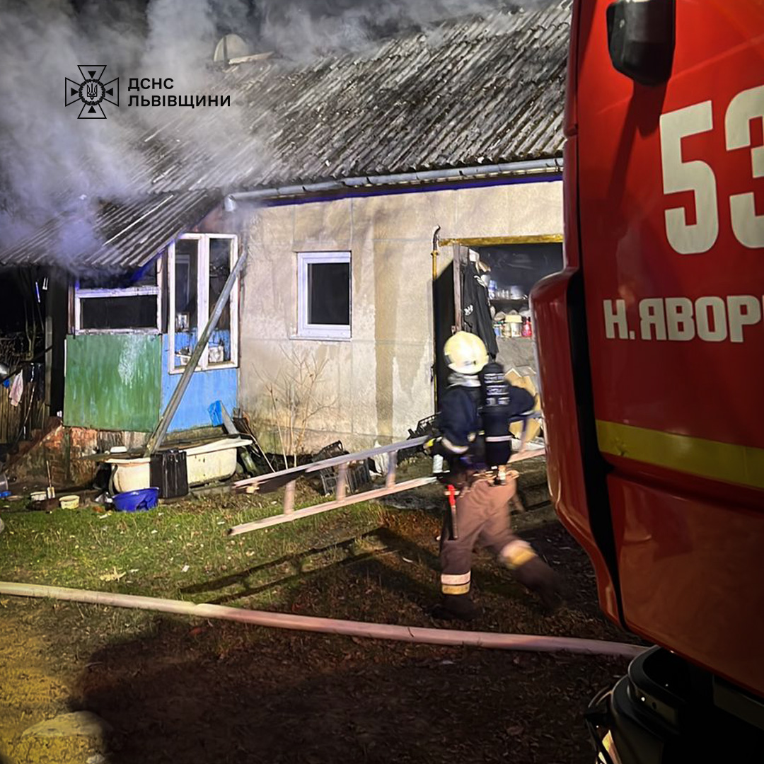 В селі на Яворівщині загорілася літня кухня: постраждав 75-річний господар