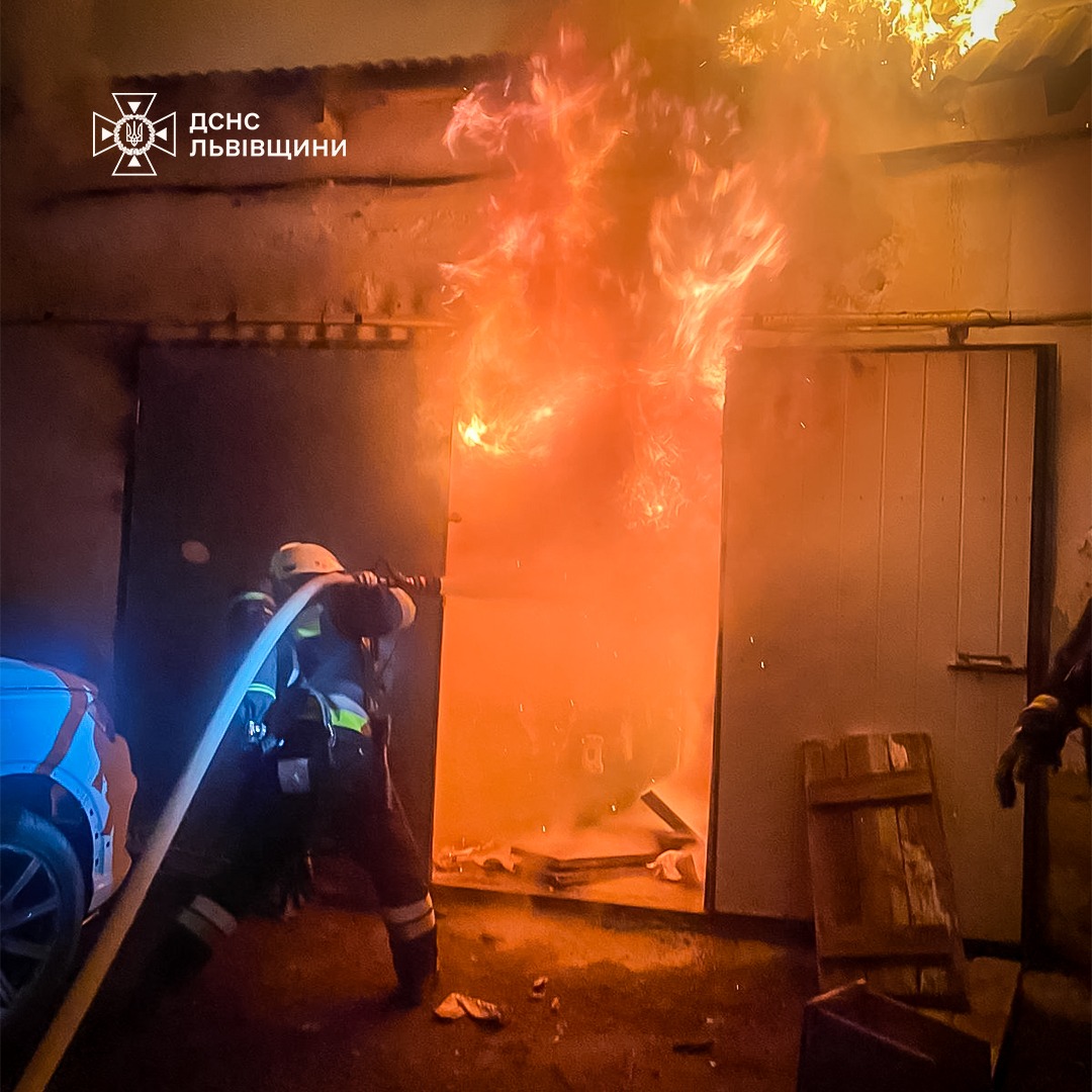 У Винниках вогнеборці врятували від пожежі гараж та автомобіль «Volkswagen Jetta»