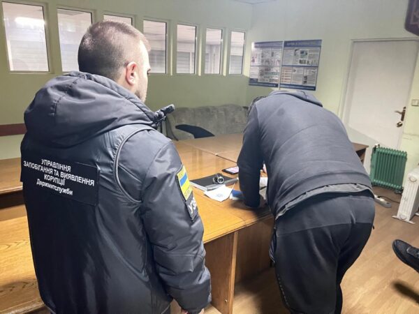 На кордоні з Польщею затримали чоловіка, який пропонував хабар за несплату митних платежів