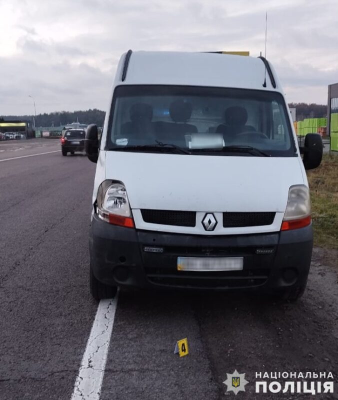 У Львівському районі керманич мікроавтобуса збив 45-річного пішохода