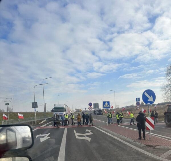 Польські фермери розпочали блокування кордону “Шегині – Медика”