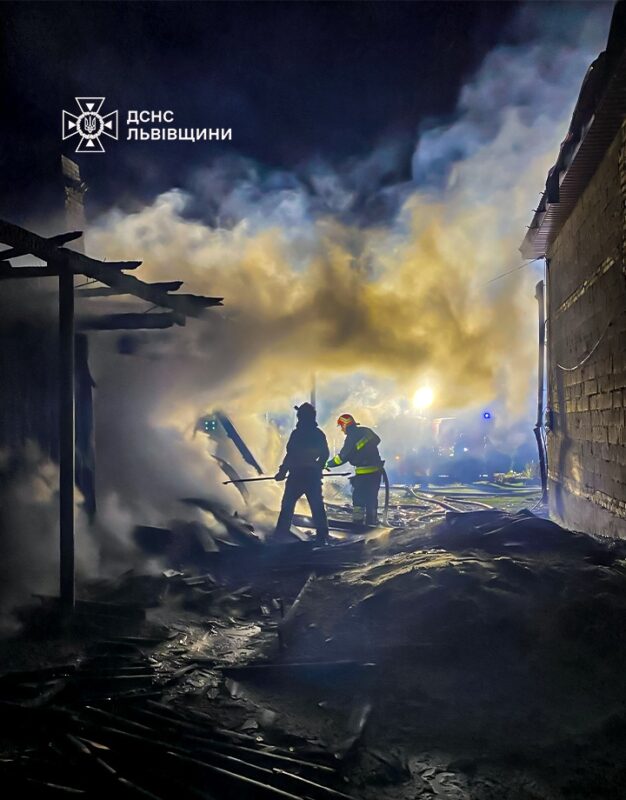 На Львівщині спалахнув дерев’яний житловий будинок