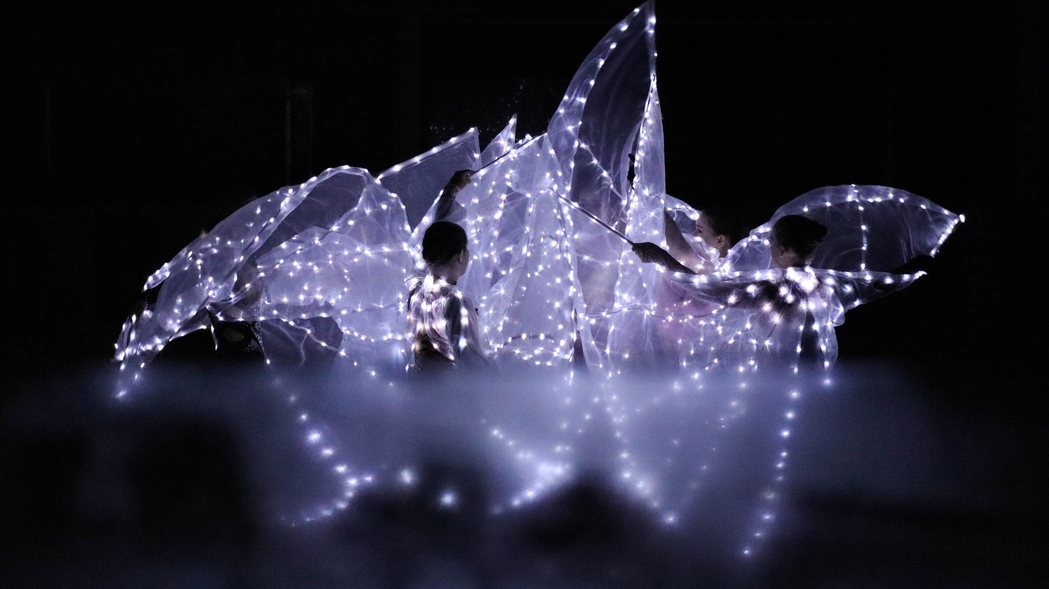 У Новояворівську для дітей з вразливих категорій провели льодове шоу «Миколай на ковзанах»