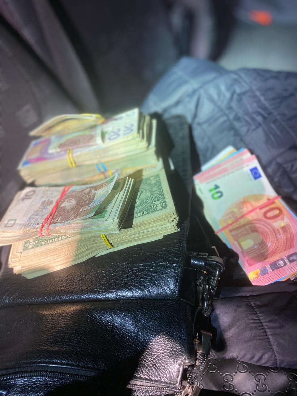 У Рава-Руській у 34-річного мешканця Львівщини вилучили незадекларовану валюту