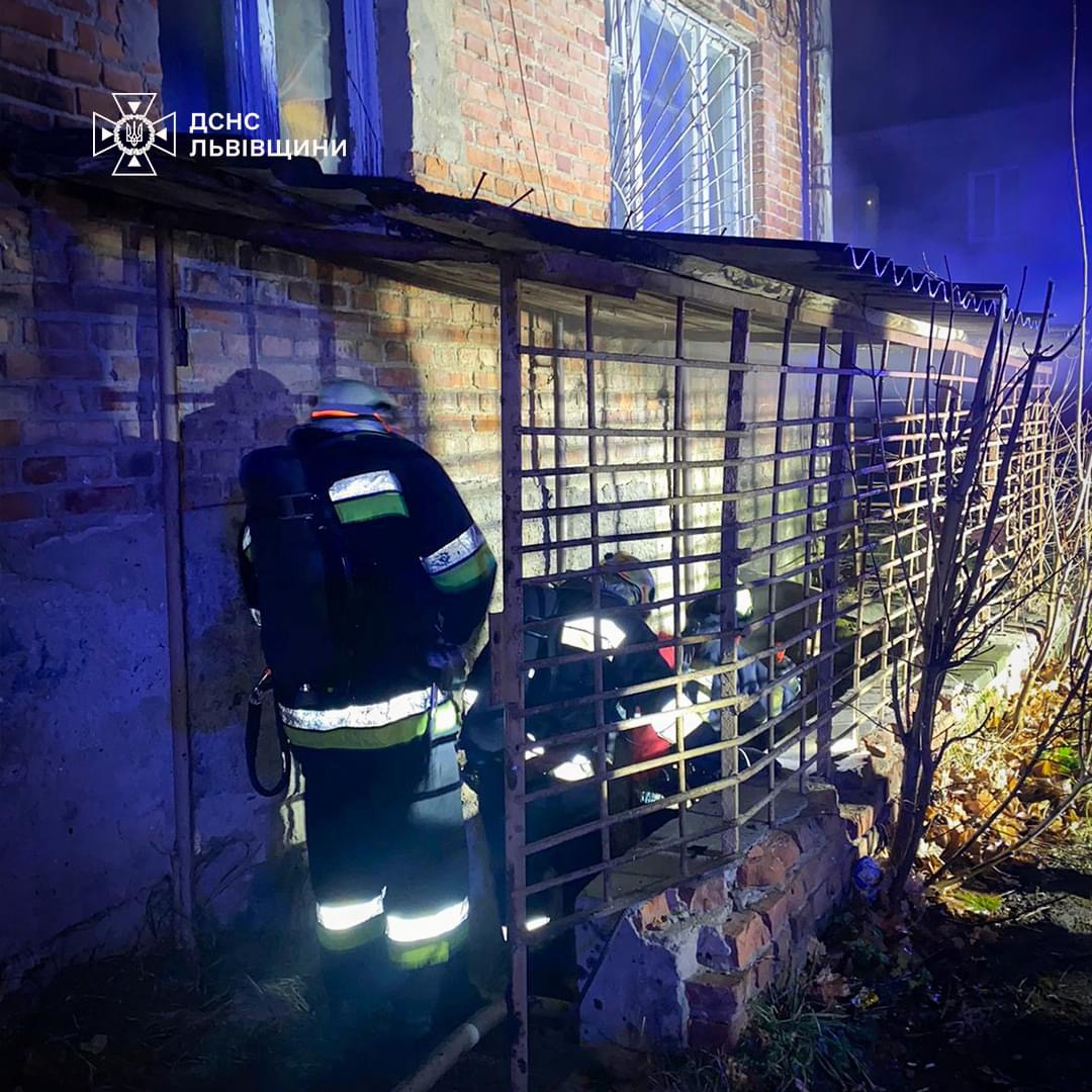 В підвалі будинку в Стебнику загорілося сміття: з опіками до лікарні потрапив 57-річний чоловік