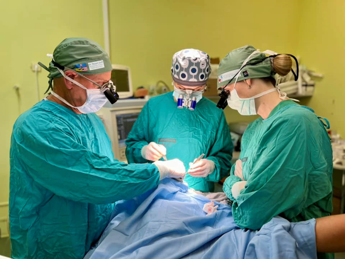 За участі американських хірургів в «ОХМАТДИТі» провели 25 консультацій та 7 оперативних втручань