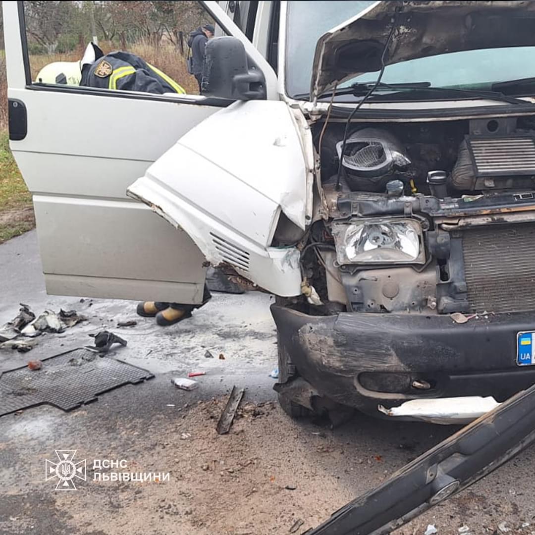 У Шептицькому районі загорівся бус: довелось викликати пожежників