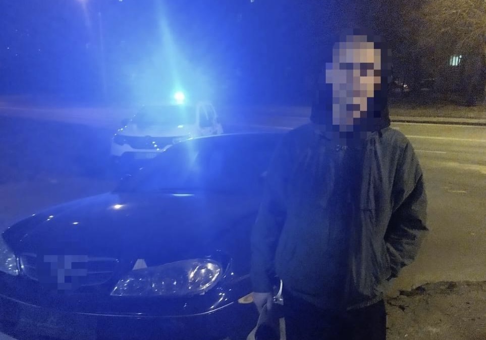 Намагався втекти від патрульних: у Львові водій проїхав на «червоне» та вʼїхав у перешкоду