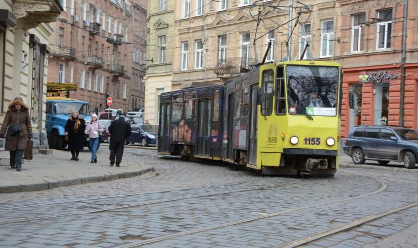 Завтра на одній із центральних вулиць Львова перемощуватимуть дорожнє покриття: водіїв просять оминати цю локацію
