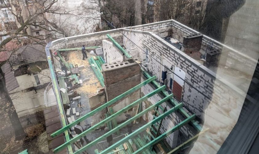 У Львові мешканець будинку-памʼятки самовільно надбудовує додатковий поверх