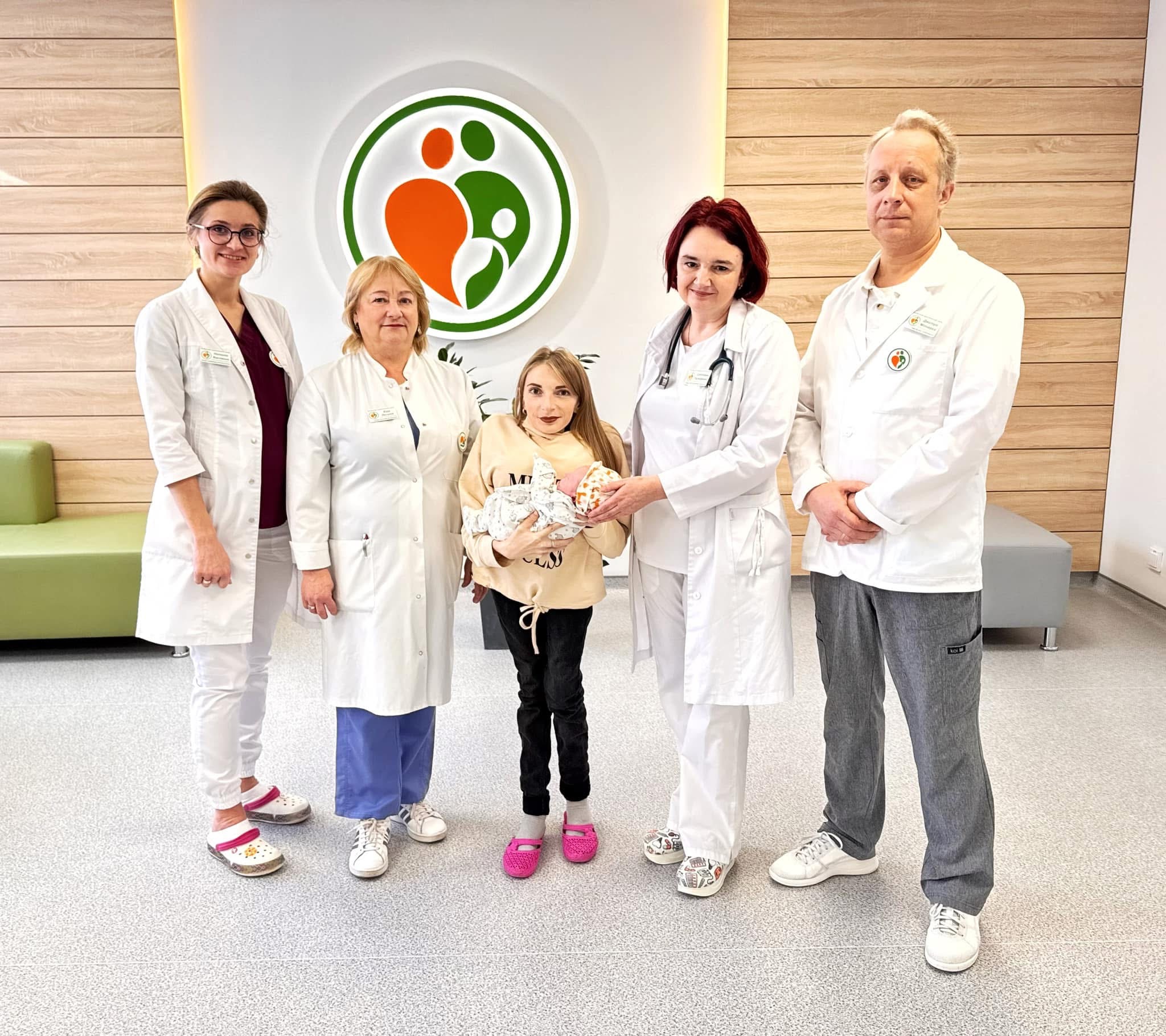 У Львові медики допомогли породіллі з патологією успішно виносити та народити дитину