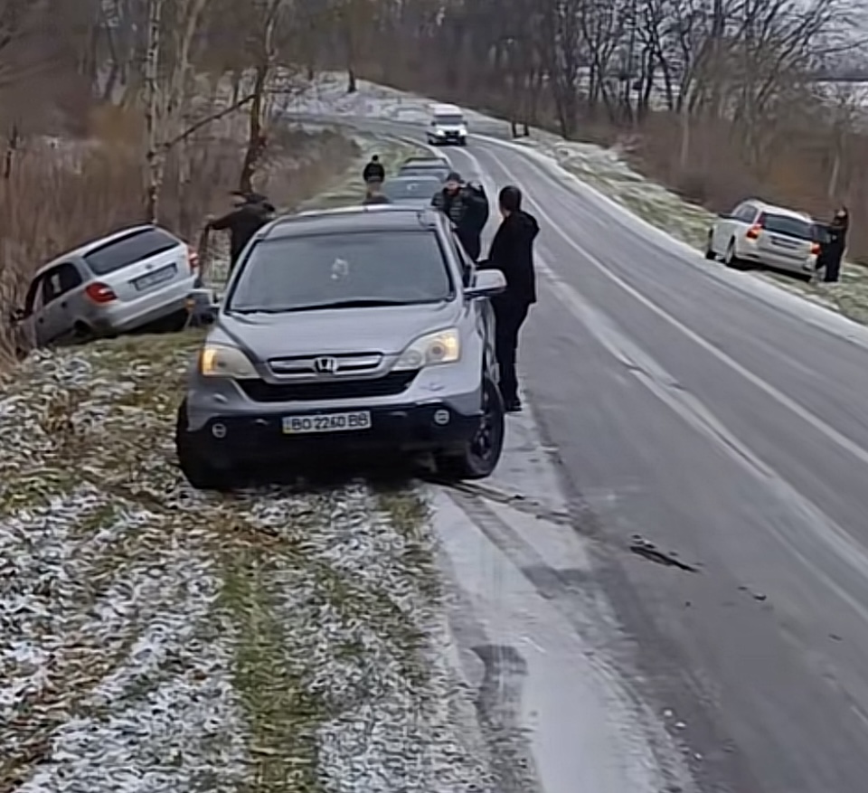Небезпечна дорога на Львівщині: через ожеледицю машини зʼїжджають у кювет 